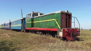 Тепловоз ТУ7А слідує з пасажирським поїздом