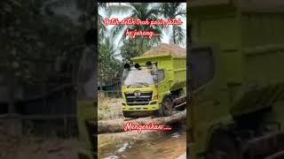 mengerikan.....detik detik Truk pasir jatuh ke jurang#video #viral #truck #pasir #fyp #video short