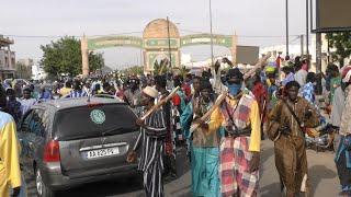 TOUBA LES BAYE FALL FACE AUX MANIFESTANTS