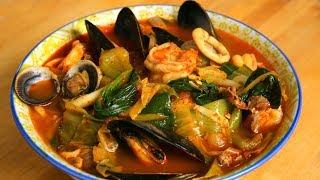 Spicy seafood and meat mixed noodle soup Jjamppong 짬뽕