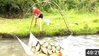 The girl went fishing during the flood season and caught many big fish to sell for money