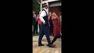 Esposa le hace cruel broma a su pareja en fiesta de bodas y se roba miles de carcajadas