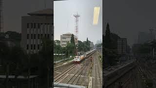 Kereta Api Turangga Masuk Stasiun Bandung