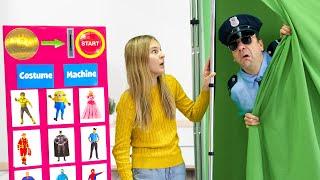 Amelia Avelina & Akim help the Police in the pretend play shop