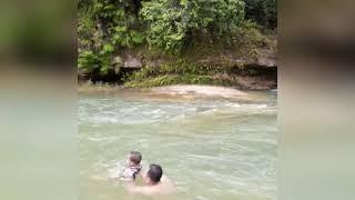 Anak bayi mandi di sungai