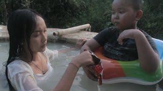 BERENDAM DI AIR KOLAM HANGAT