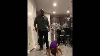 Filha arrasando com o pai na dança