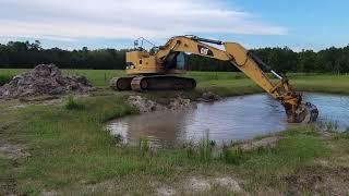 Buat Resapan air dengan excavator Caterpillar