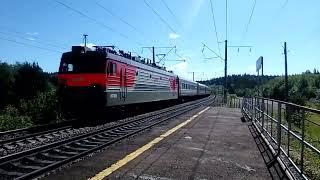 ЭП1-370 с пассажирским поездом №127Ы сообщением Красноярск-Адлер проезжает платформу Лесная