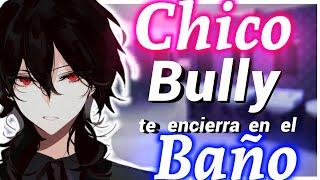 Chico Bully te encierra en el baño - Español