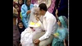 Bräutigam ohrfeigt Braut während der Hochzeit