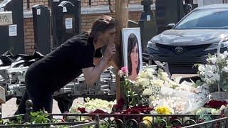 Прощальный поцелуй . могила  Анастасии Заворотнюк   Троекуровское кладбище  2 июня 2024 г.
