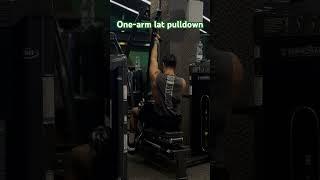 One arm lat pulldown زیربغل لت از جلو تک‌ دست مچ برعکس #backday #backmuscles #gym #latpulldowns