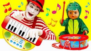 Baby Born piano ve davul çalıyor Palyaço ile komik bebek bakma videoları. Evcilik videolar