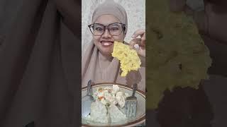 kekeyi makan lontong sayur bareng peyek kacang dan kedelai