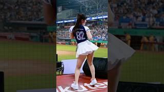 Coreana Sexi en partido de béisbol