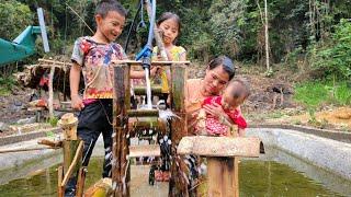 Using bamboo to make bamboo statues to decorate the fish pond Dia and her children.