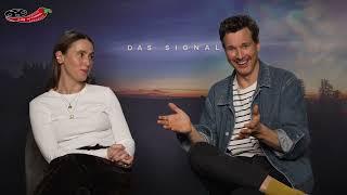 DAS SIGNAL - Florian David Fitz und Peri Baumeister im Interview