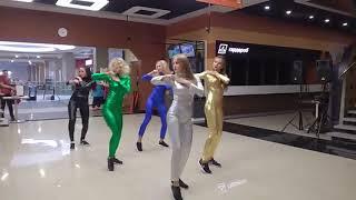 Aura dancing girls in Spandex