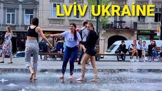 Oekraïense meisjes hebben plezier met waterfontein - Lviv Oekraïne