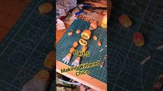 Painting Withered Chica custom figure #fnaf2 #witheredchica #fivenightsatfreddys #custom #painting