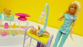 Una revisión medica. Muñecas de Barbie. Vídeos para niñas