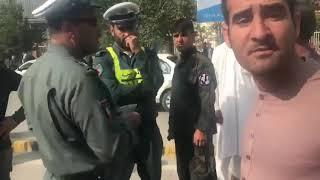 جنگ و جدال بین یک شهروند و پولیس ترافیک در شهر کابل.