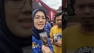 Ambu Anne Ratna Mustika Bupati Purwakarta iklankan UMKM Purwakarta Goreng Simeut Cirangkong.