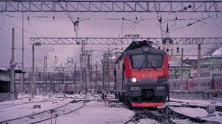 ЭП20-037 заезжает под поезд на станции Москва-Казанская Московской железной дороги.