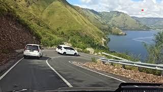 jalan menuju danau toba yang mempesona dan bikin jantungan