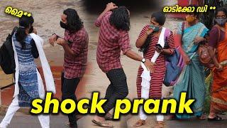 Shock Prank In Kerala നടുറോഡിൽ ജെന്നി കുത്തു വന്ന യൂവാവിന് സംഭവിച്ചത്. Malayalam Prank Videos