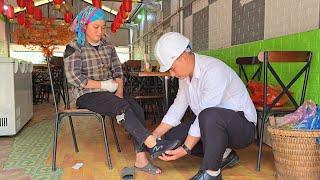 Single mother - happy to receive shoes given by kind engineer - ly tu tuc