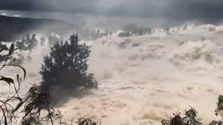 Alluvione in Australia la diga non regge la furia del torrente enorme massa d’acqua invade i...