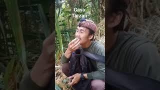 makan durian gaya tarzan