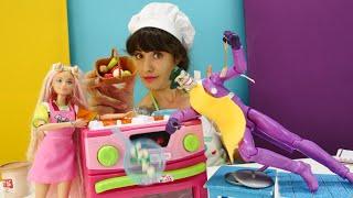 Barbie ve Joker yemek yarışmasına katılıyorlar Çizgi film oyuncakları. Çocuk videosu