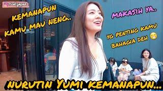 NURUTIN YUMI KEMANAPUN DIA MAU... DI AJAK KE TEMPAT YG ROMANTIS DAH... YG PENTING BAHAGIA YA