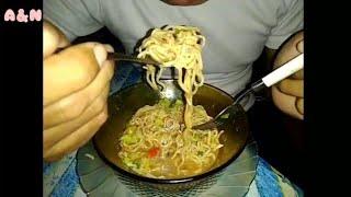 Makan mie buatan istri