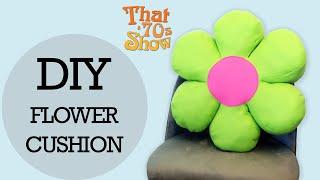 DIY THAT 70s FLOWER CUSHION   That 70s Show-Inspired DIY  #FeltDIYFriday