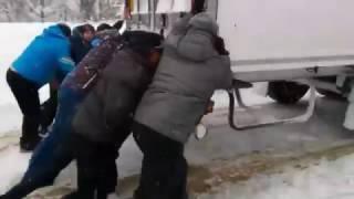 Автомобилисты помогают фурам на трассе Уфа-МГН-Сибай 21.01.17