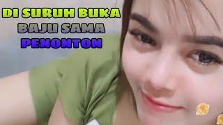 gadis cantik sange depan kamera di suruh buka baju sama penonton langsung