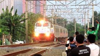 Kereta Api Raja Ngebut Argo Bromo Anggrek Melesat di Bekasi