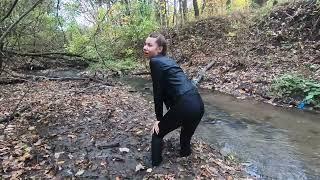 Nastya walking through the mud and lost her heels