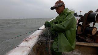 临近新年海鲜价格上涨，阿雄本想出海抓货赚上一笔，无奈失望而归