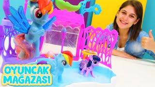 My Little Pony ile Oyuncak mağazası Ponyler yeni oyuncak alıyor Oyun videoları - ÖZEL