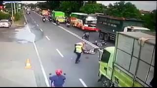 KECELAKAAN TEREKAM CCTV . Tetap berhati hati  .