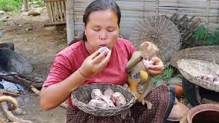 survival in the rainforest-women changed monkey to mans and cook goose with taro-Eating delicious HD