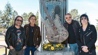 Maná Rinde Homenaje Explorando el Memorial de Jimi Hendrix en Renton Washington