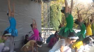 Деткса група по модерен балет Маргаритки представя танц Росинка