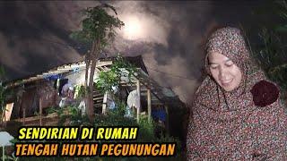 IBU PEMBERANI  SENDIRIAN DI RUMAH TENGAH HUTAN PEGUNUNGAN.