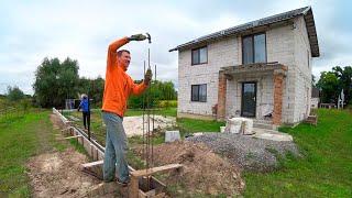 Пара построила НЕДОРОГОЙ и ОЧЕНЬ КРАСИВЫЙ ЗАБОР своими руками - Timelapse. Пошаговая инструкция